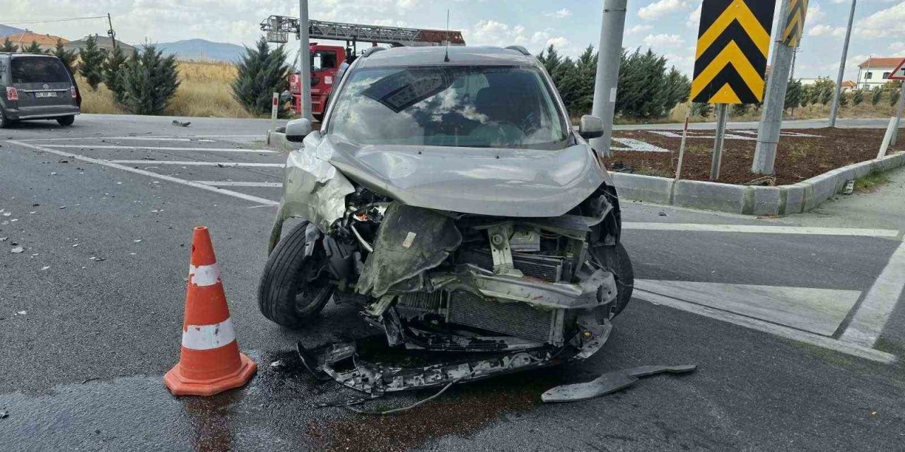 Afyonkarahisar’da trafik kazası:1 ölü 2 yaralı