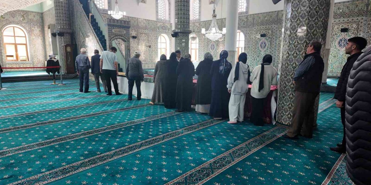 Gediz’de kutsal emanetlere vatandaşlar yoğun ilgi gösterdi