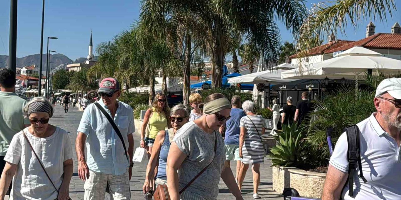Marmaris’e bu hafta üç kurvaziyerle  9 bin 400 turist geldi