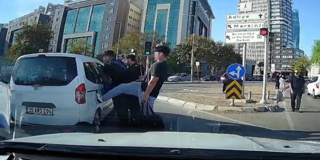 İzmir’de trafikte gerginlik: Gençlerden biri araca tekme attı
