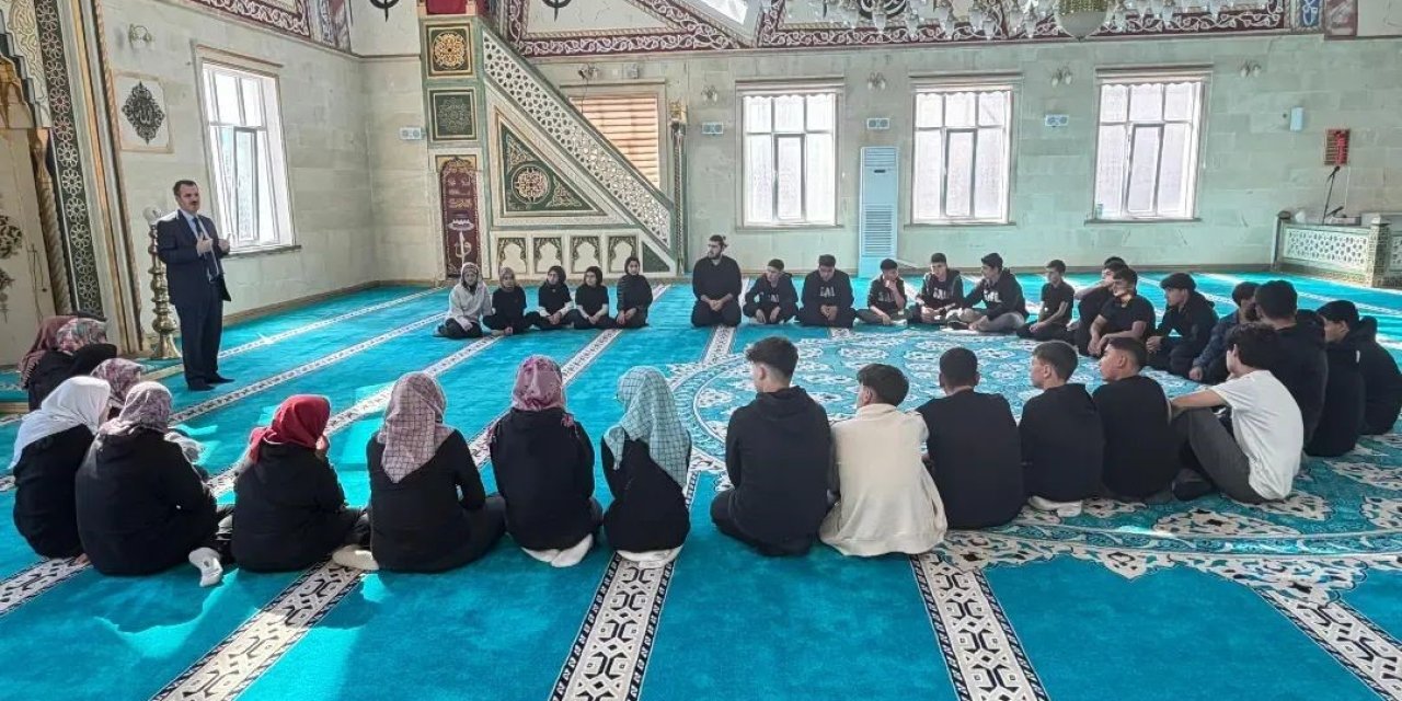 Selendi’de gençler cami çatısı altında buluştu