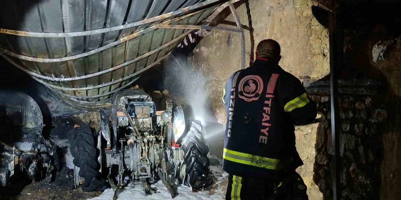 Çivril’de alevler iki tarım aracını kullanılamaz hale getirdi