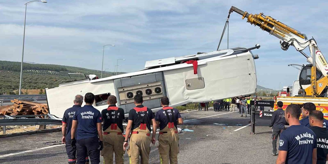 Manisa’daki feci kazada araçlar çekiciyle kaldırılıyor