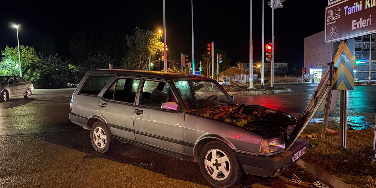 Otomobiller kavşakta çarpıştı: 1 yaralı
