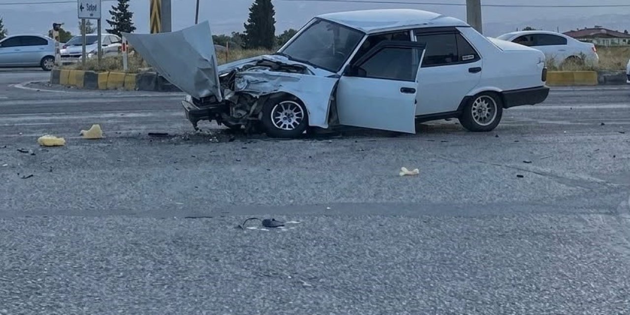Alaşehir’de otomobil ile tır çarpıştı: 1 yaralı