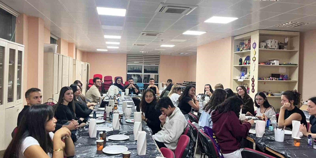 Muğla’da üniversite öğrencileri seramik vazo boyama atölyesinde buluştu