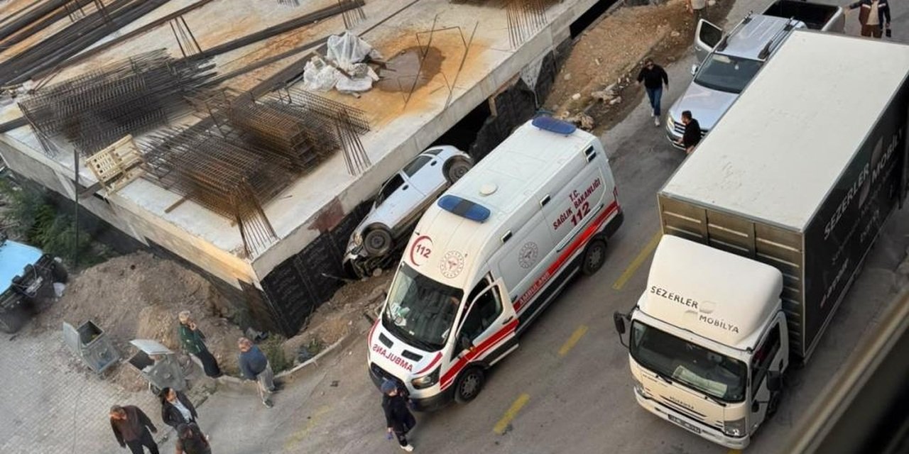 Otomobil inşaatın temeline düştü