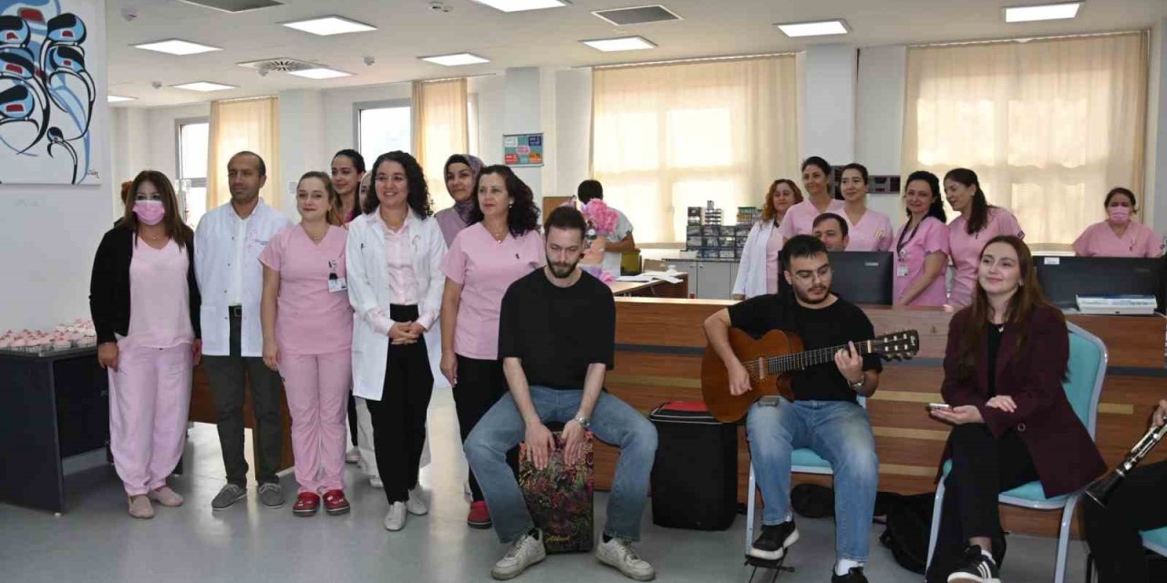 Hastalar müzikle moral buldu