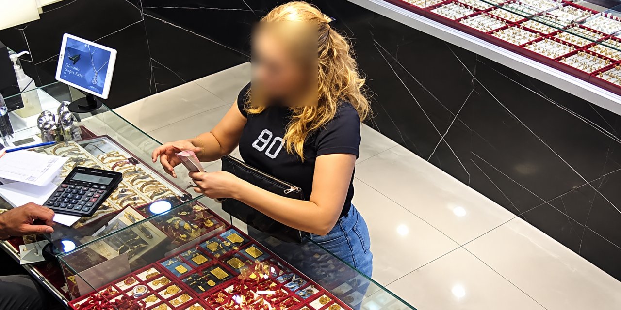 Sahte altınla dolandırıcılık kamerada