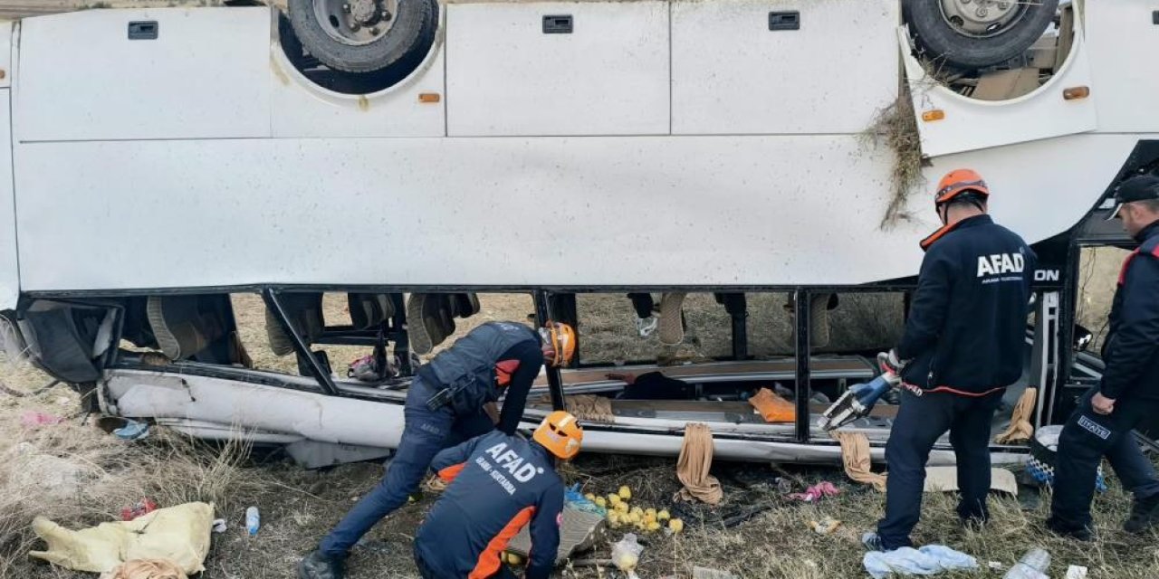 Midibüsün devrildiği kazada yaralı sayısının artmasından endişe ediliyor