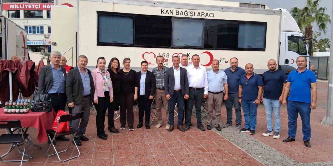Aliağalı muhtarlardan Kızılay’a kan bağışı