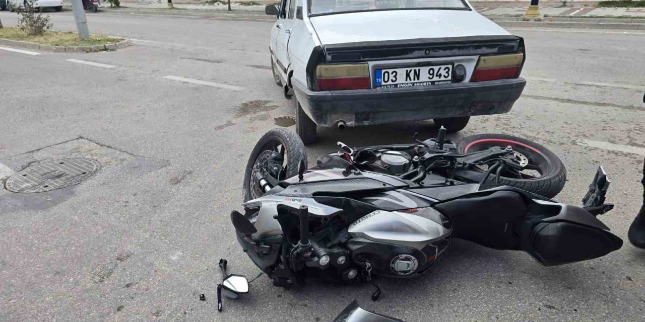 Otomobille çarpışan motosiklet sürücüsü yaralandı