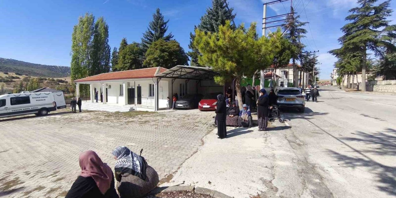 Cenazeye gelen yaşlılar güneş altında kaldı
