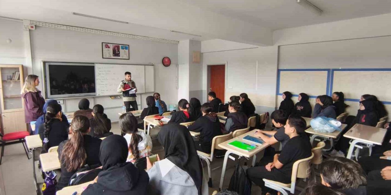 Jandarmadan öğrenci ve öğretmenlere siber güvenlik eğitimi
