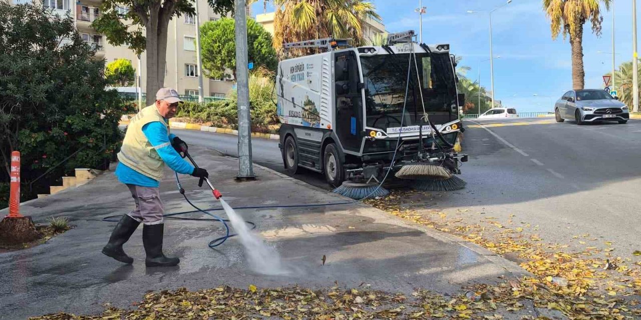 Kuşadası’nda cadde temizliği aralıksız sürüyor