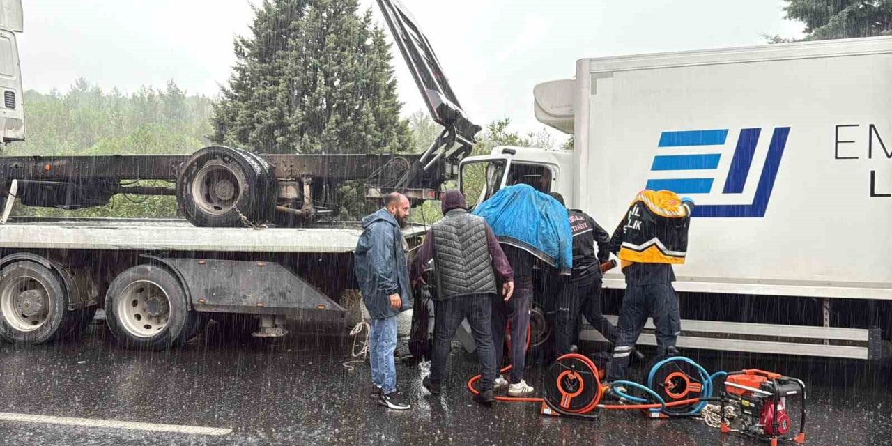 Menteşe’de yağış kazayı beraberinde getirdi, şoför araçta sıkıştı