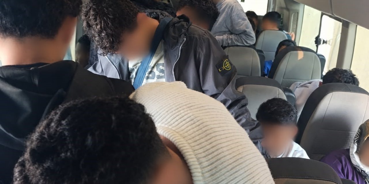 İzmir’de durdurulan araçta 34 düzensiz göçmen yakalandı