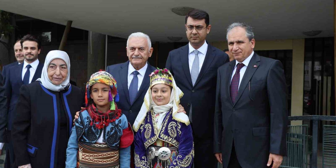 Binali Yıldırım, Uşak’ta anaokulu açılışına katıldı