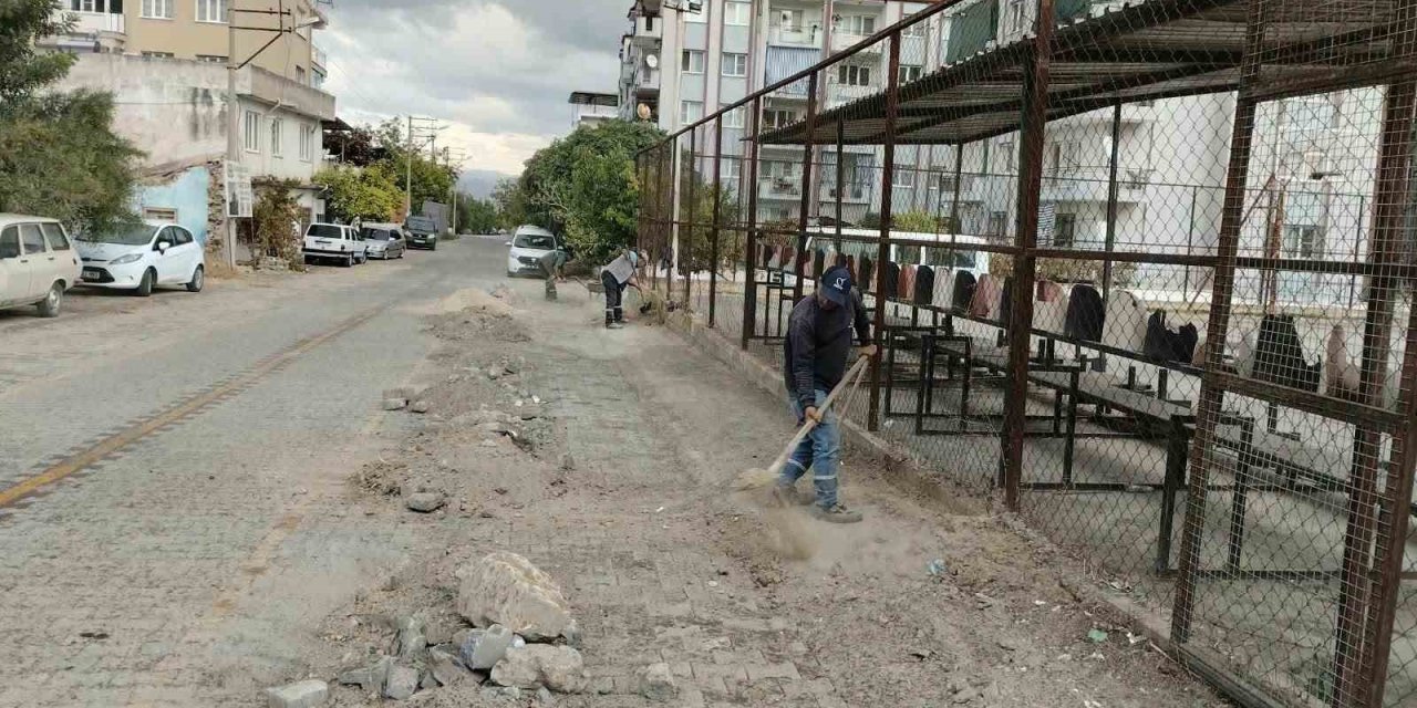 Koçarlı’da yol bakım ve çevre düzenleme çalışmaları sürüyor