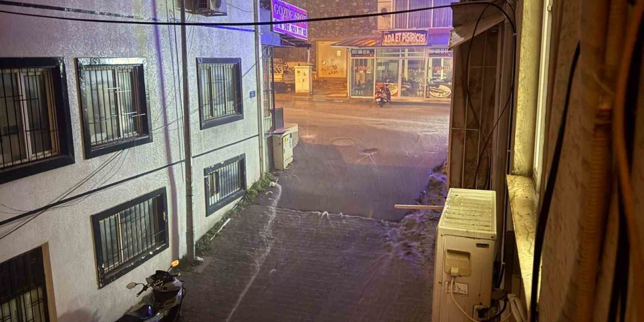 Kuşadası’nda sağanak yağış gece etkili oldu