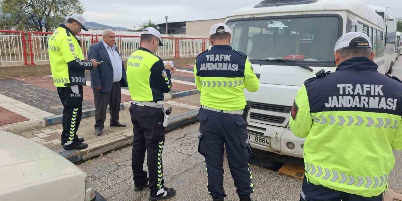Öğrencilerin güvenli ulaşımı için servis araçları mercek altına alındı