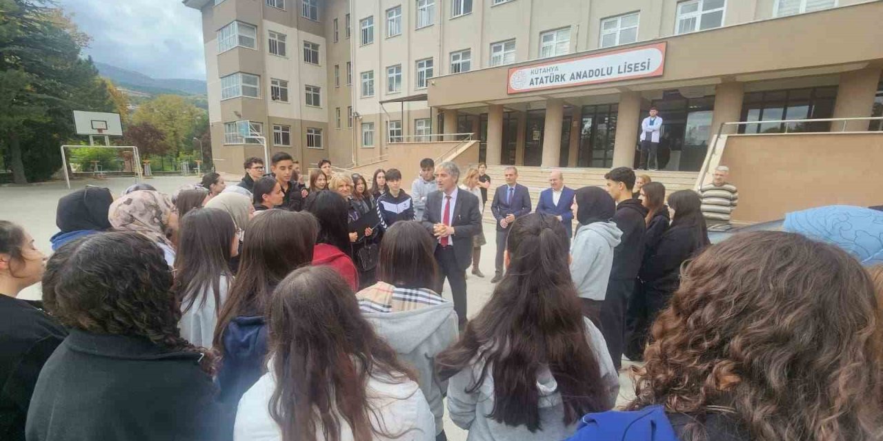 Müdür Yılmaz’dan öğrencilere "akımlara kapılmayın" uyarısı