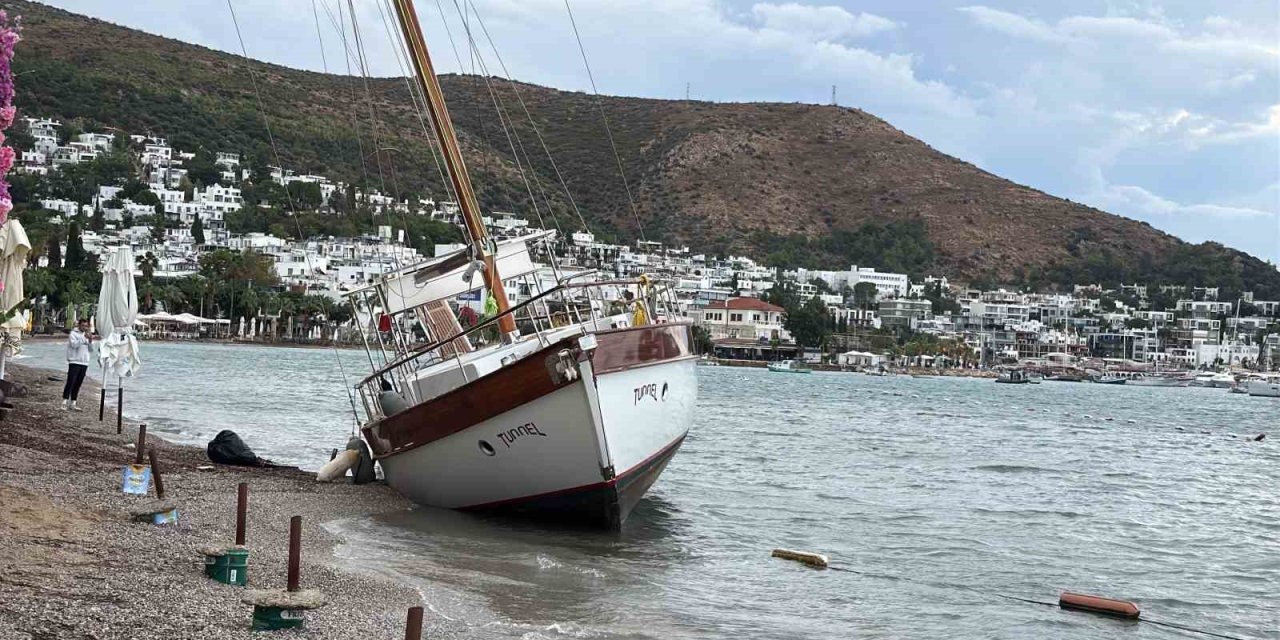 Bodrum’da 2,5 milyon TL’lik yelkenli karaya oturdu
