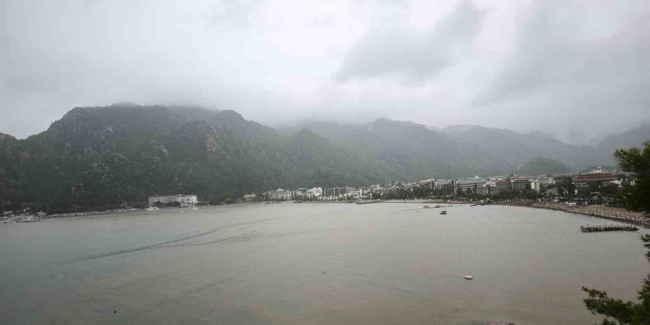 Marmaris’te denizin rengi kahverengiye dönüştü