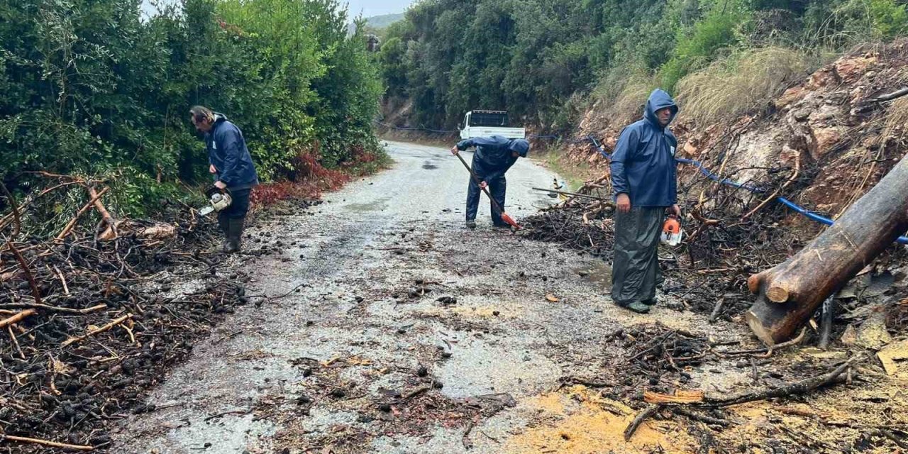 Marmaris’te sağanak sonrası belediye ekiplerinden müdahale