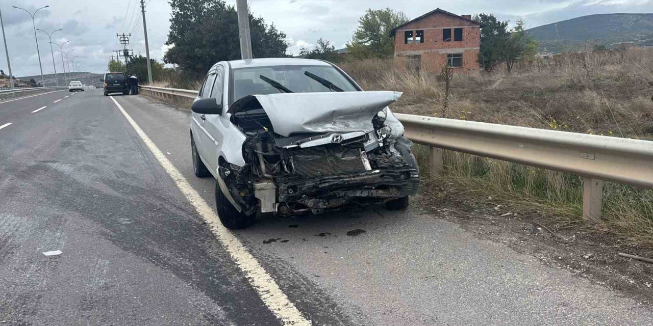 Tavşanlı’da otomobil bariyerlere çarptı: 1 yaralı