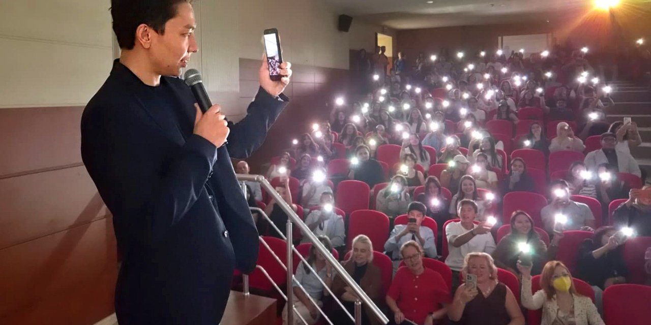 Kazak sanatçısı Bagjan Oktyabr Egeli iletişim öğrencileriyle buluştu