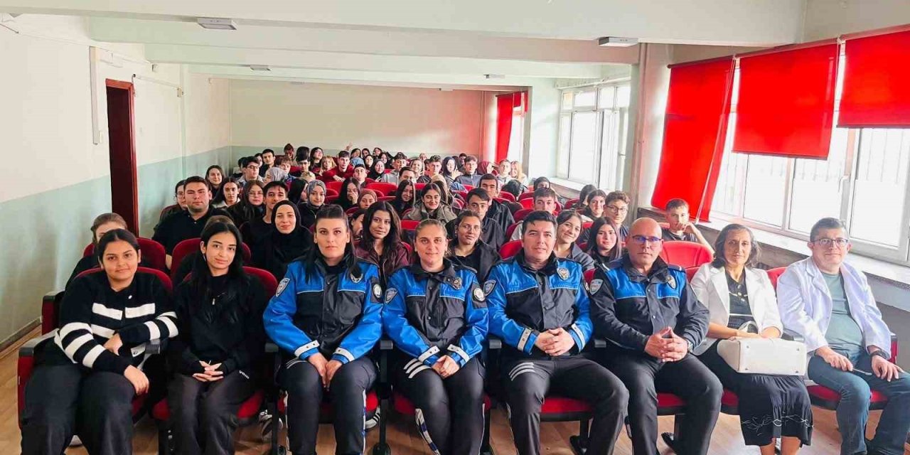 Polisten öğrencilere yönelik güvenlik ve bilinçlendirme eğitimi