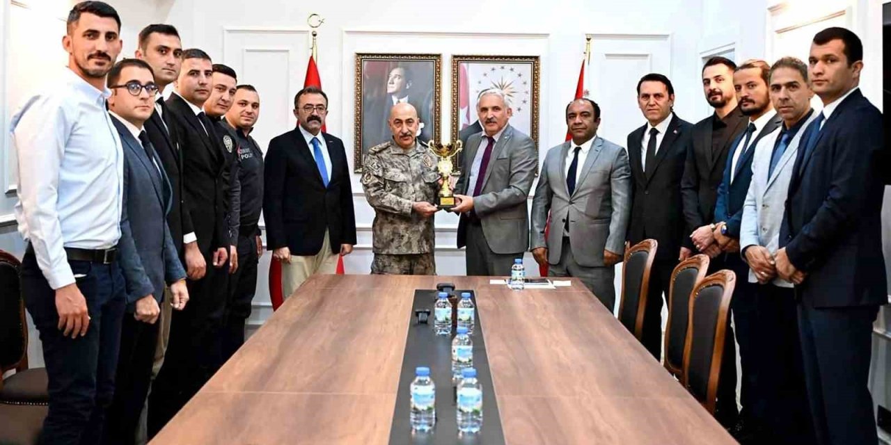 Muğla birincisi olan Emniyet voleybol takımı bölge müsabakalarına katılacak