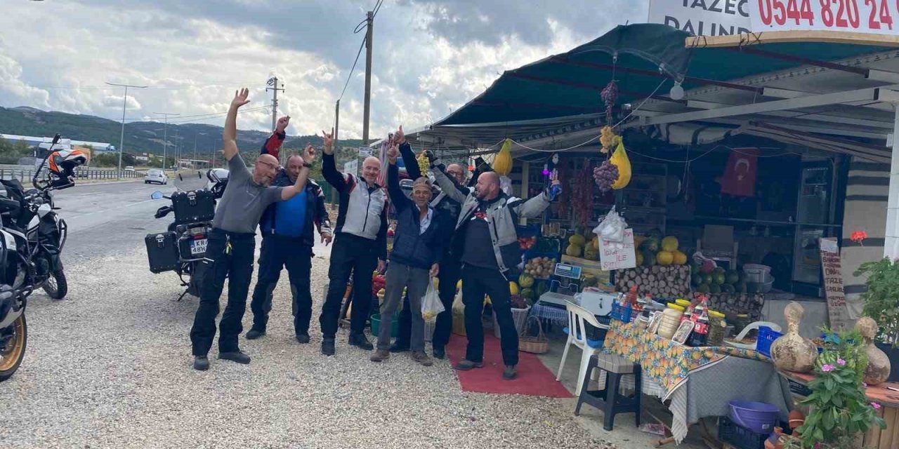 Polonyalı turistlerin mola yeri Sarıgöl’deki üzüm tezgahı oldu