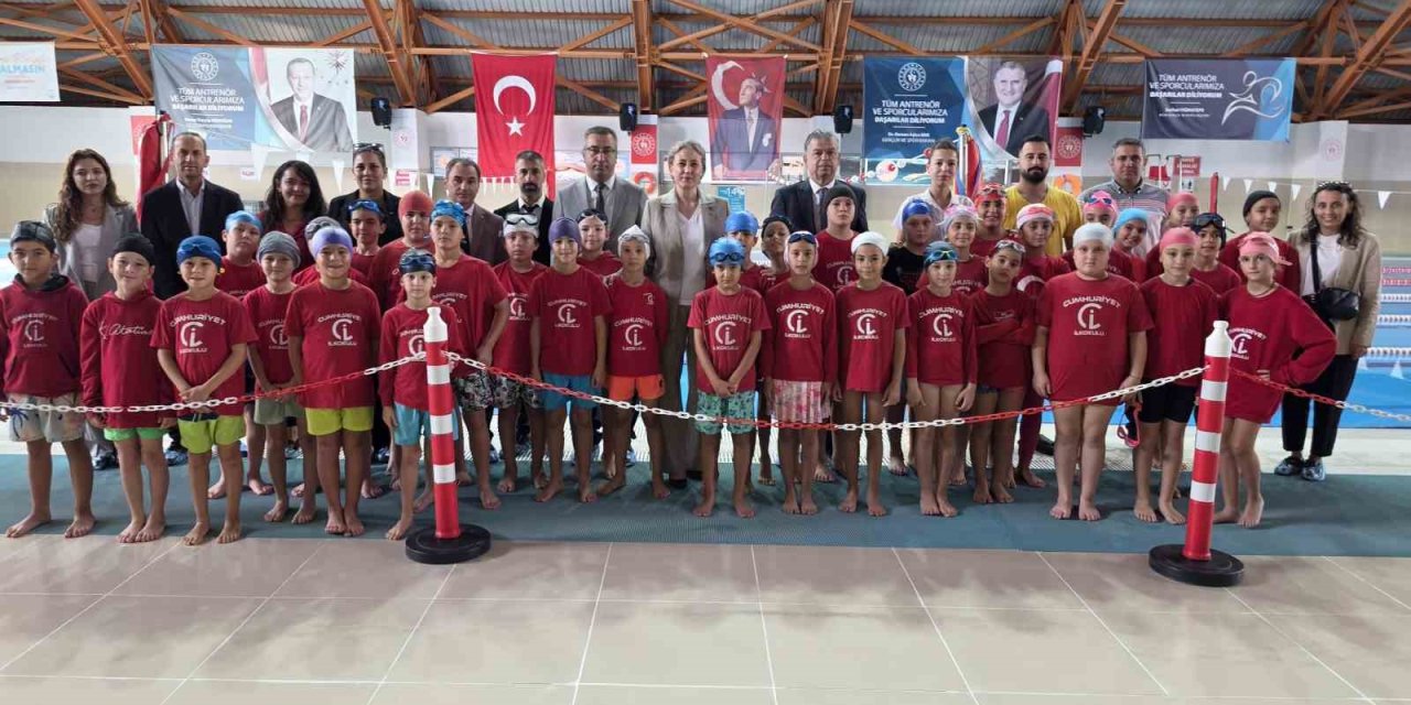 Nazilli’de çocuklar yüzme öğreniyor