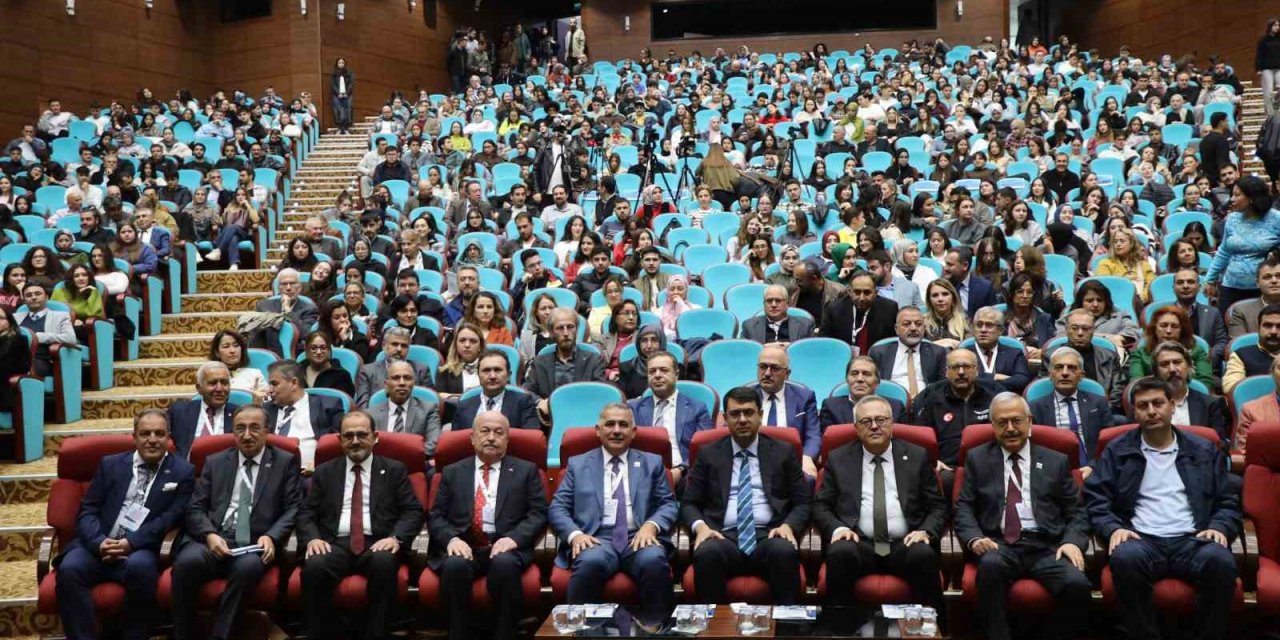 Uşak’ta Yeşil Mutabakat ve Sürdürülebilir Enerji Politikaları Çalıştayı başladı