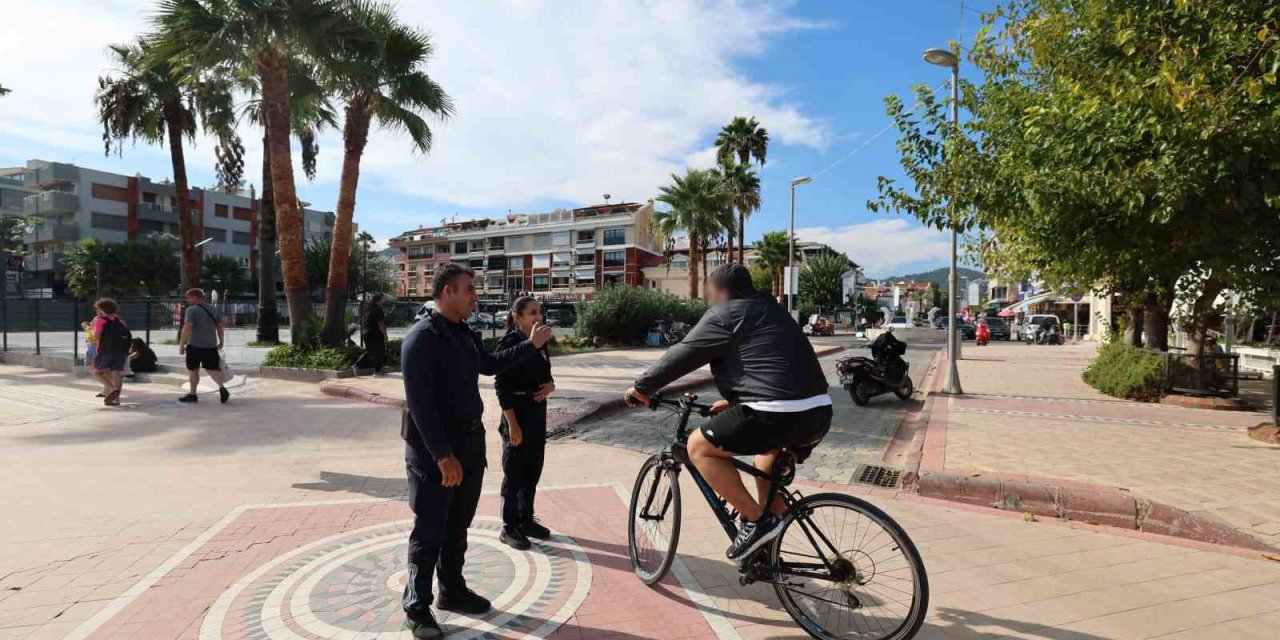 Marmaris’te zabıtadan yaya yolu denetimi