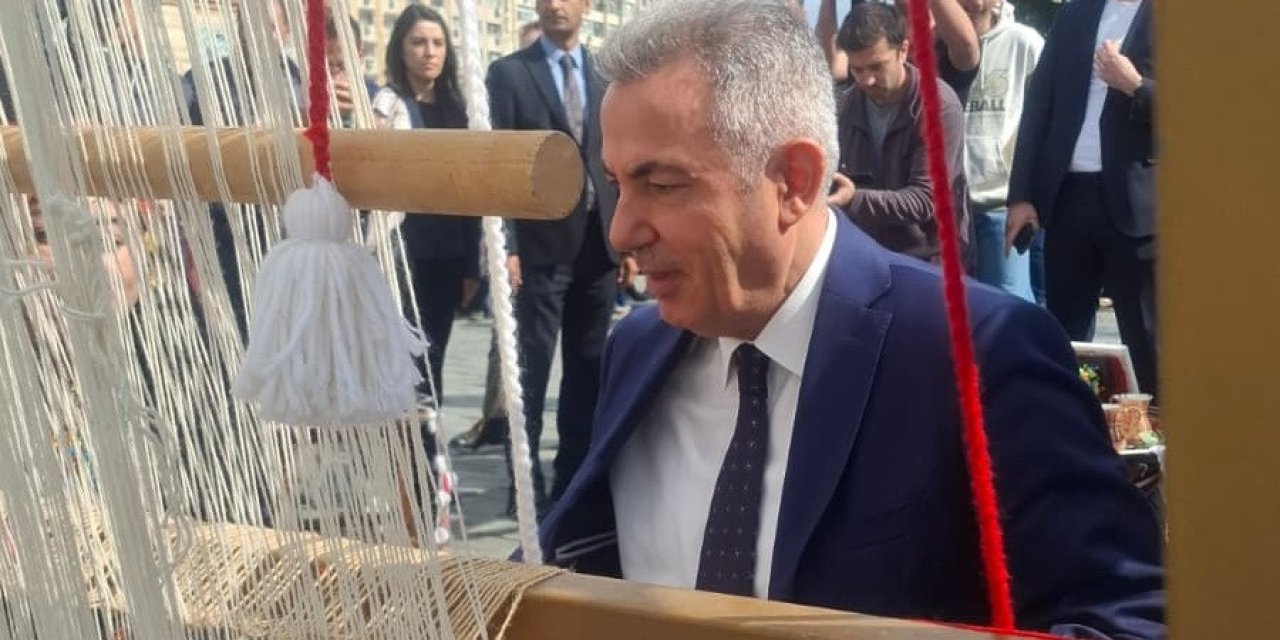 Türk bayrağı dokuma etkinliği başladı: İlk ilmek Vali Elban’dan