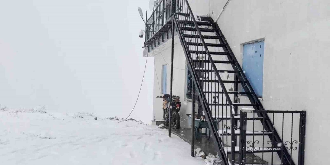 Kütahya’da 2 bin 120 rakımlı Akdağ Yaylası’na mevsimin ilk karı yağdı