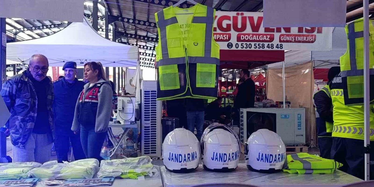 Jandarma sürücülere reflektörlü yelek hediye etti