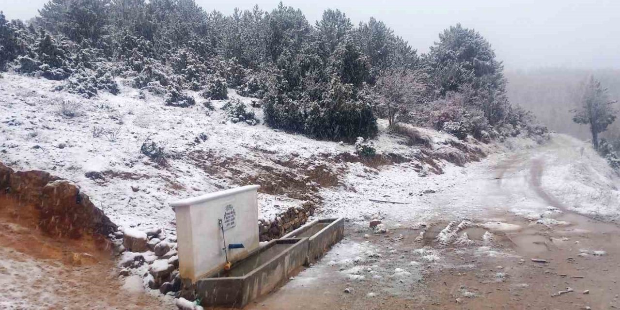 Hisarcık’ın Karbasan köyüne mevsimin ilk karı yağdı