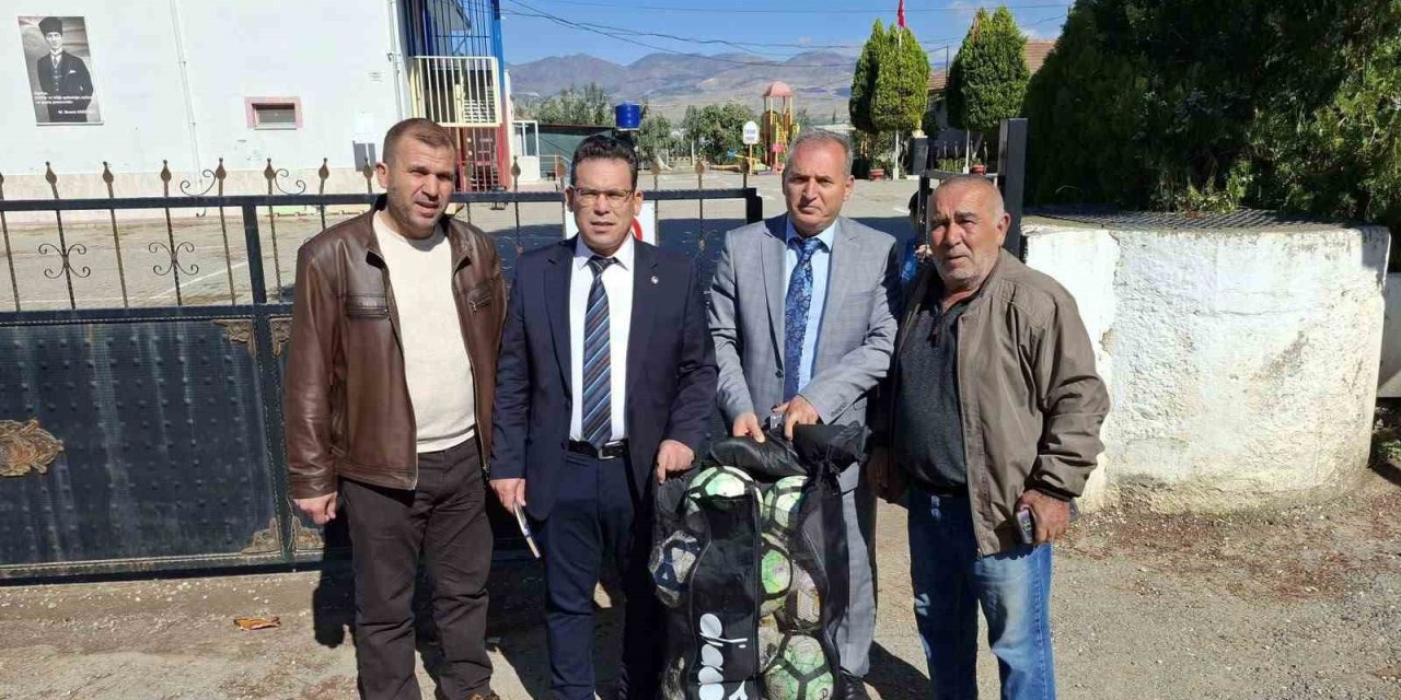 Sarıgöl’de okula spor malzemesi desteği