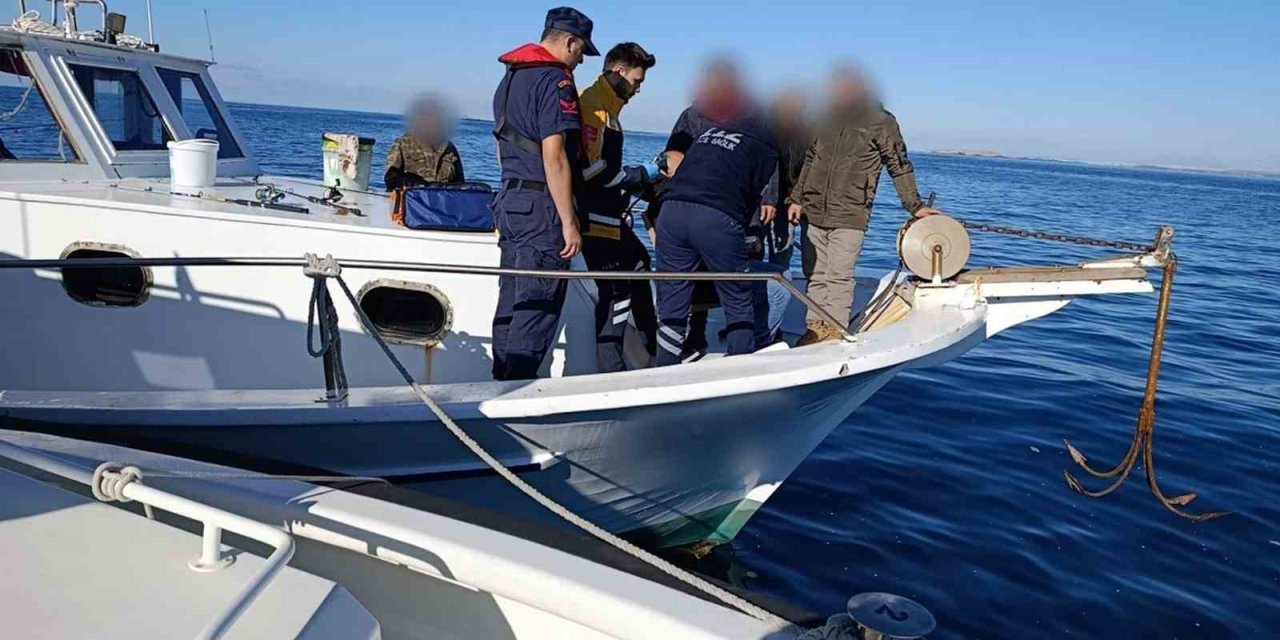 Özel teknede rahatsızlanan vatandaşa tıbbi tahliye
