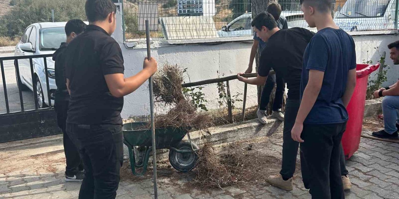 Koçarlı’da öğrenciler okul bahçesini temizleyerek çevre duyarlılığına dikkat çekti