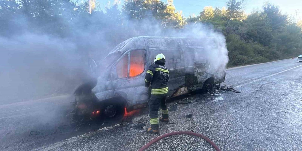 Bodrum’da okul servisi alev alev yandı