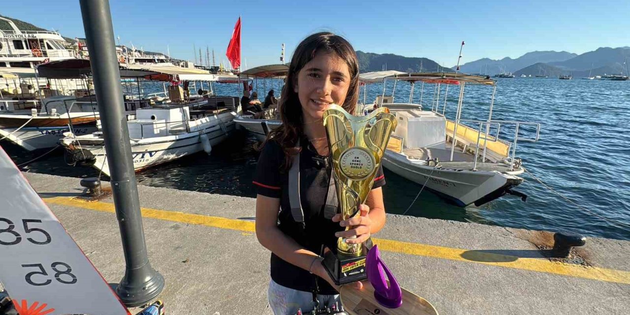 Küçük yaşına rağmen, şampiyonluk kupasını Marmaris’e getirdi