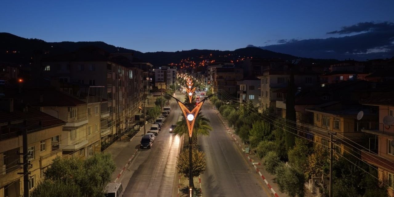 Denizli Büyükşehir, 10 kilometrelik hat ve 247 yeni direkle şehrin güzelliğine güzellik kattı