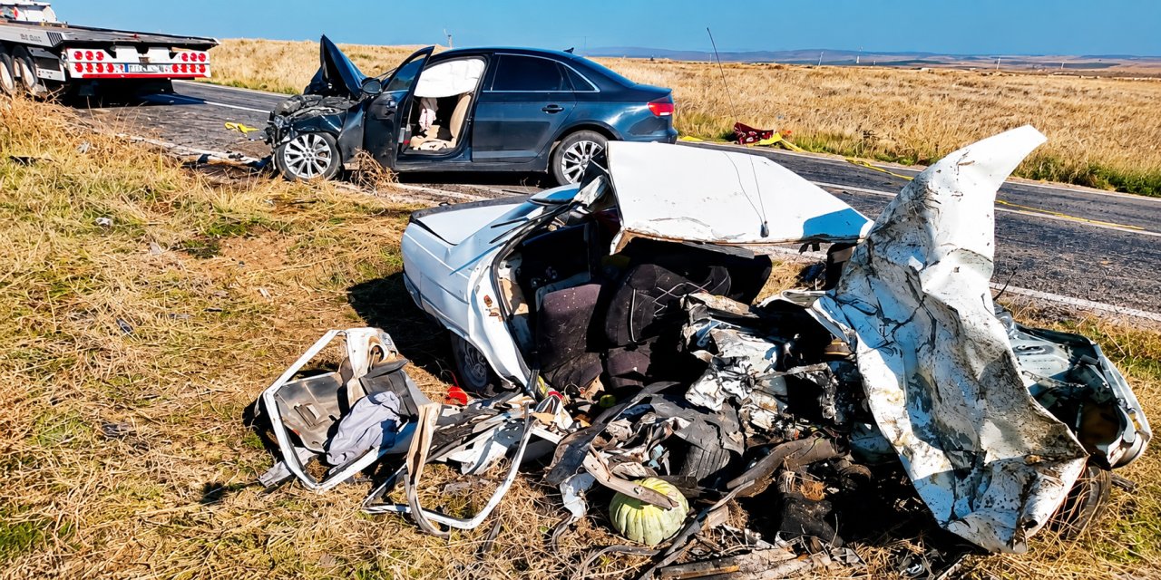4 kişinin öldüğü kazada otomobiller parçalanarak hurdaya döndü