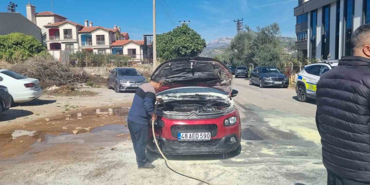 Muğla’da seyir halindeki otomobilde yangın çıktı