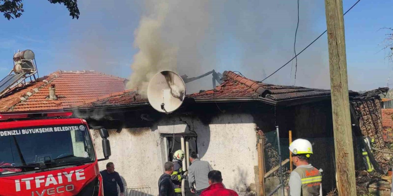 Alevlerin sardığı ev kullanılamaz hale geldi